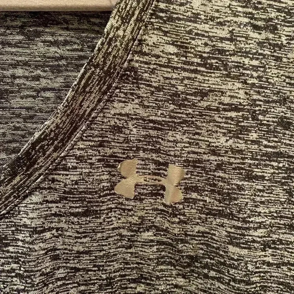 UNDER ARMOUR HEATHER GRAY V NECK WORK OUT SHIRT M - Picture 4 of 4